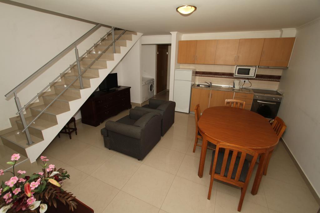 Costa & Isaias Apartamentos Angra do Heroísmo Стая снимка